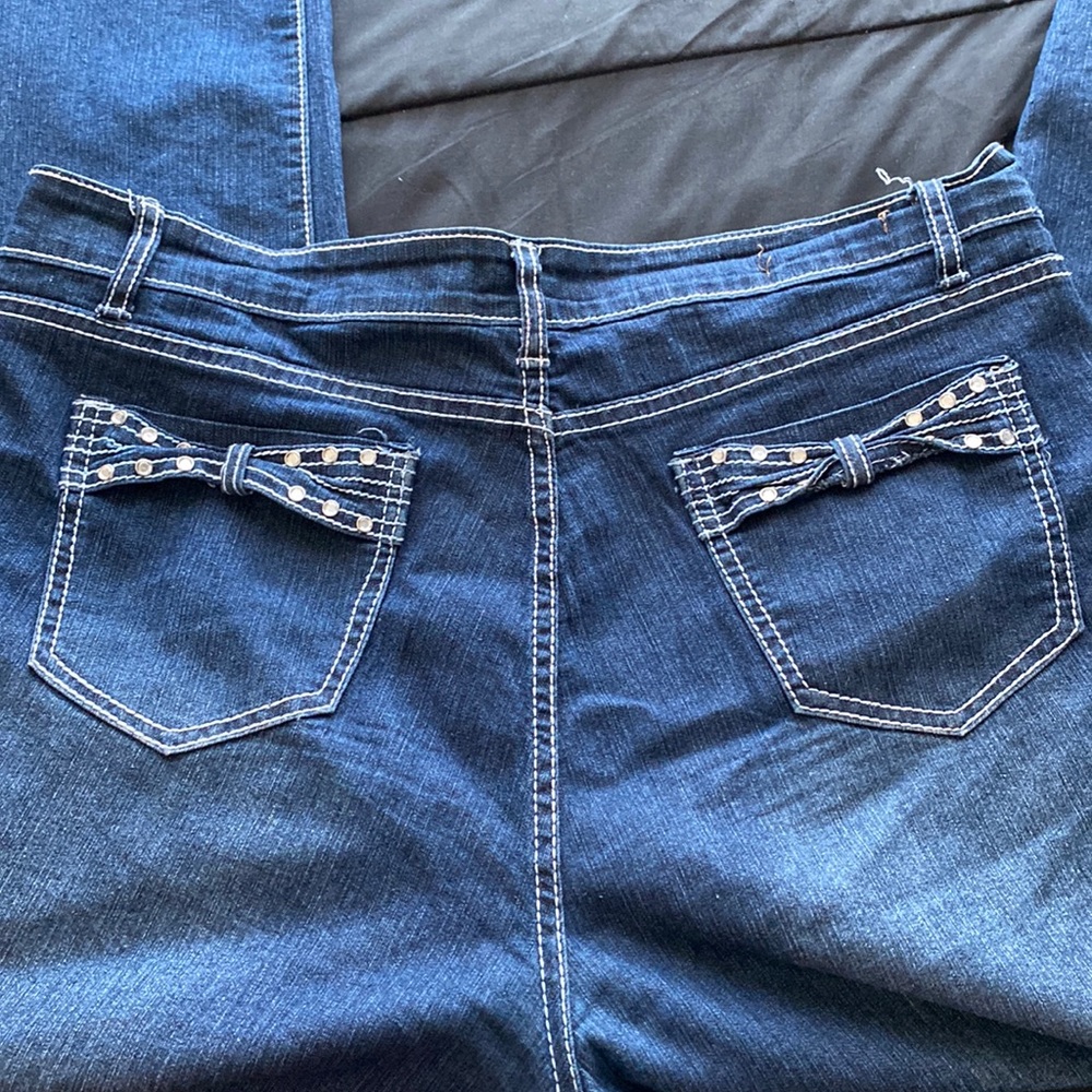 Dark Wash Straight Leg Jeans W/Back Pocket Design